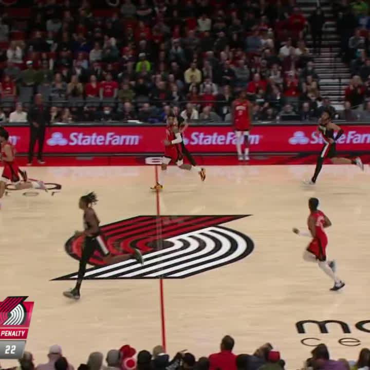 LOGO DAME 😱 He's 8-11 from three with 41 points in the first half.
