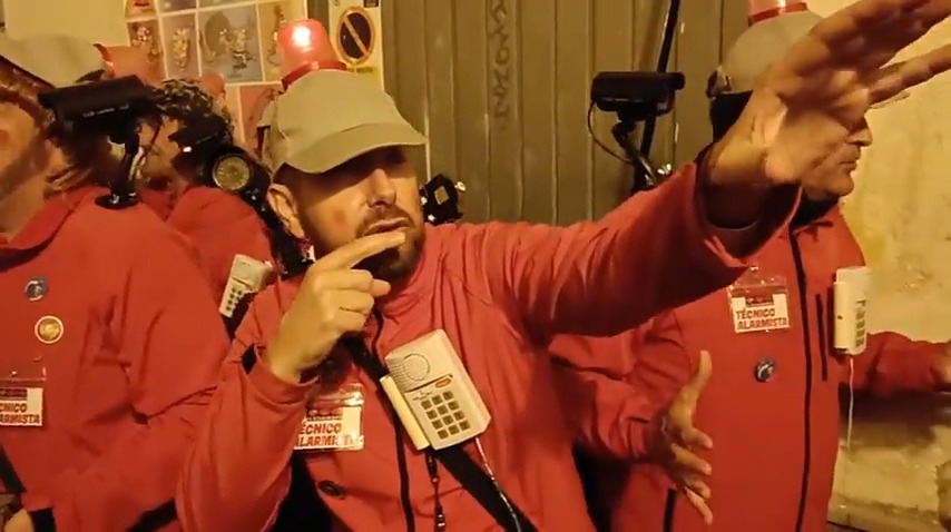 "Un calvo con voz de pito le dio poder infinito... Bribón a la mazmorra" Imperdible repaso a la familia real de la chirigota callejera ilegal ilegalderota. Menos Ana Rosa, Ferreras, Inda y Terradillos y más Carnaval de Cádiz. Repertorio completo: