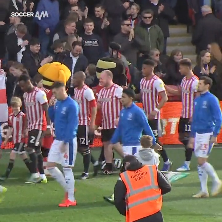 When a Brentford fan was stitched up by his mates on his 40th birthday, who paid for him to be a mascot alongside all the youngsters 😂 Absolutely brilliant 😆