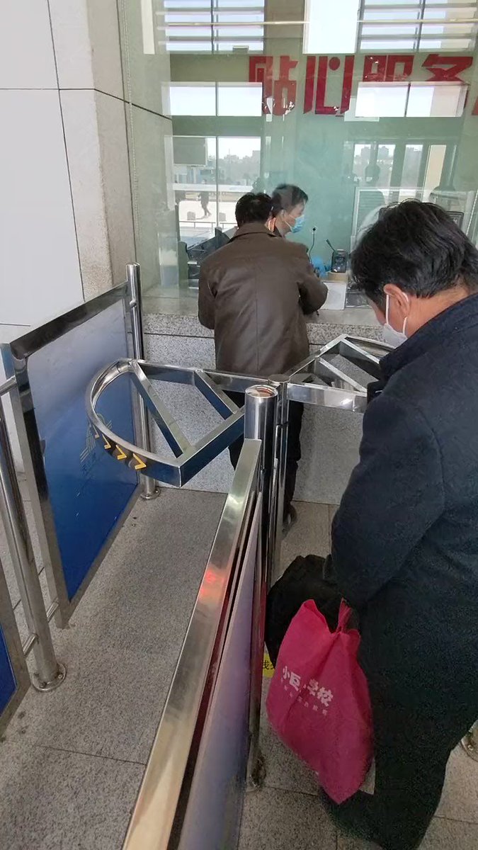 它们搞这样的设备，除了让买票人难受憋屈以外，还有什么目的？ 地点：共匪国天津火车站西站。