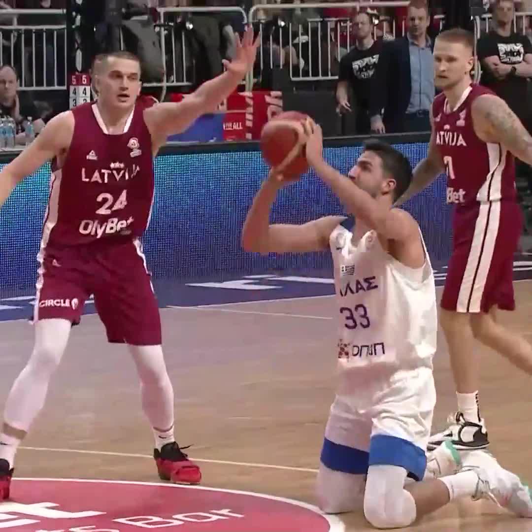 The very definition of a prayer 🧎‍♂️🤯 #FIBAWC x #WinForHellas 🇬🇷