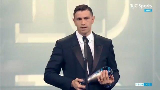 🏆 DIBU MARTÍNEZ, ELEGIDO EL MEJOR ARQUERO DEL AÑO POR LA FIFA 🧤 Emiliano se impuso por encima de Bono y Courtois para ser el primer defensor de los tres palos argentino que levanta este premio.