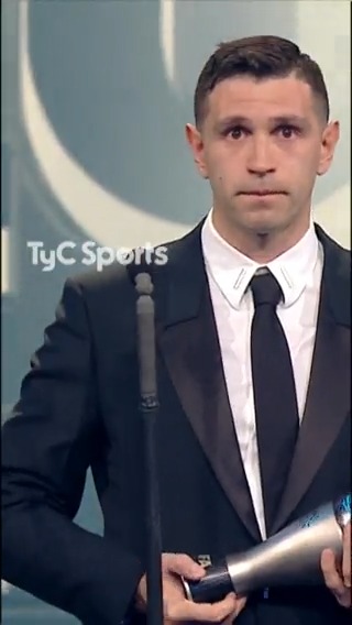 🗣️ DIBU LE DEDICÓ EL PREMIO A SUS PADRES Y NO AGUANTÓ LA EMOCIÓN🥹 El mejor arquero del Mundo recordó a su familia en el discurso de agradecimiento y no pudo contener las lágrimas. #TheBest
