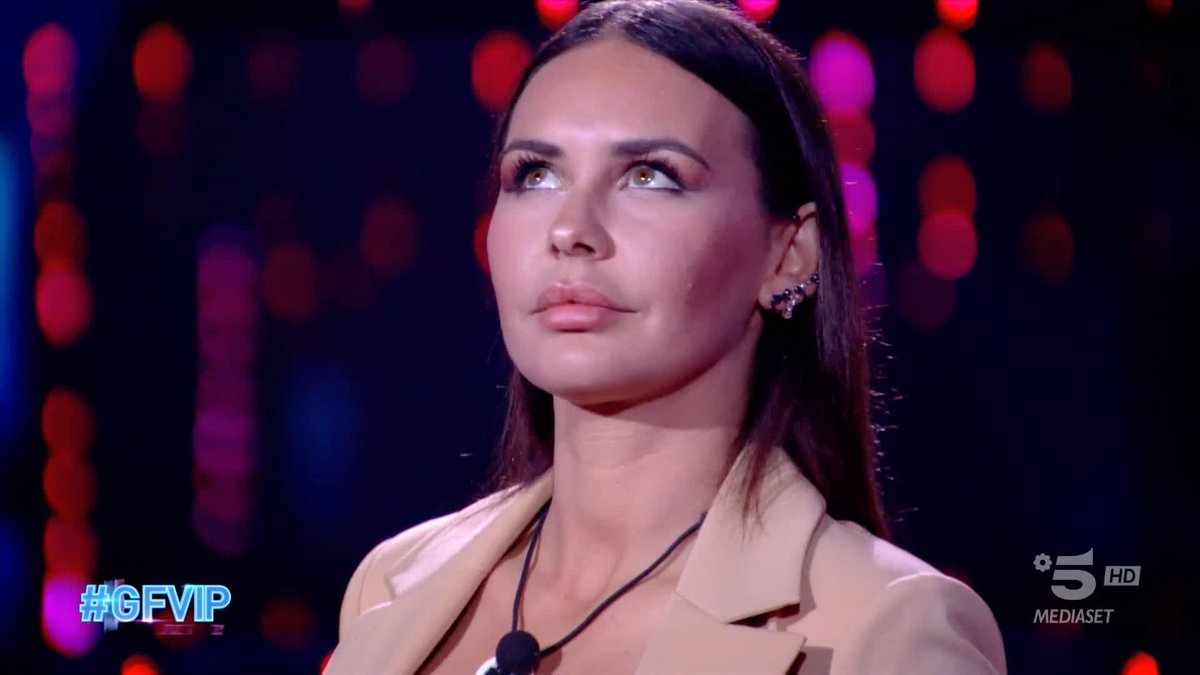Potevamo forse non indagare su tutto ciò...? 🎤🚌 #GFVIP