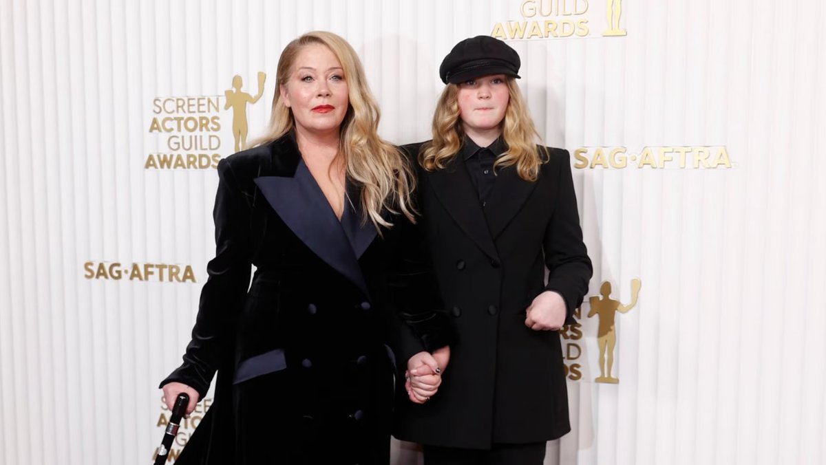Christina Applegate made a full statement with just four letters. ☝️ She arrived to the #SAGAwards with a cane that said: FU MS.