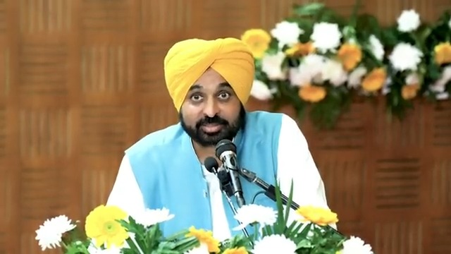 ਪਹਿਲਾਂ ਮੁੱਖ ਮੰਤਰੀ ਸਿਰਫ਼ ਕੁਝ ਨਵਾਂ ਖੁੱਲ੍ਹੇ 'ਤੇ ਉਦਘਾਟਨ ਕਰਨ ਜਾਂਦੇ ਸੀ..ਪਰ ਮੈਂ ਨਾ ਸਿਰਫ਼ ਨਵੇਂ ਕੰਮ ਦਾ ਉਦਘਾਟਨ ਕਰਦਾ ਹਾਂ ਸਗੋਂ ਜੋ ਲੋਕਾਂ ਦੀ ਲੁੱਟ ਕਰ ਰਿਹਾ ਹੈ, ਉਸਨੂੰ ਬੰਦ ਵੀ ਕਰਵਾਉਂਦਾ ਹਾਂ..ਪੰਜਾਬੀਆਂ ਦੀ ਲੱਖਾਂ-ਕਰੋੜਾਂ ਰੁਪਏ ਦੀ ਲੁੱਟ ਕਰ ਰਹੇ ਟੋਲਾਂ ਨੂੰ ਬੰਦ ਕਰਵਾਇਆ ਹੈ..ਮੈਂ ਪੰਜਾਬੀਆਂ ਦੇ ਪੈਸੇ ਦੀ ਕਦਰ ਕਰਦਾ ਹਾਂ...