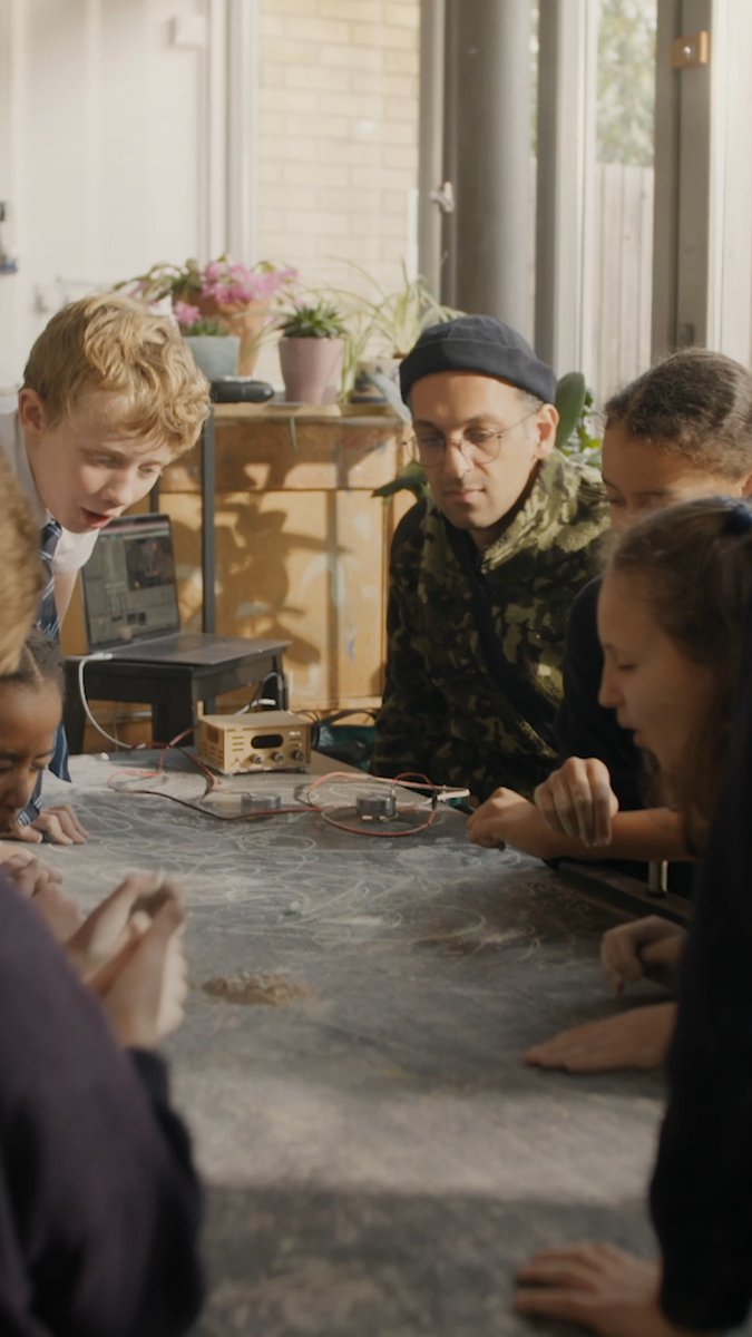 'If I was to speak to my younger self again, I'd try to find a way to comfort them.' 🫐🍃 In this film, London-based artist #AbbasZahedi leads a session with Tate Kids to think about the places we inhabit, and the things we feel when being there. ➡️