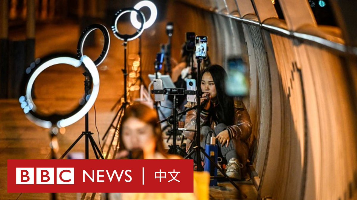 夜幕降临，中国南方城市桂林的一座大桥上迎来了最热闹的时间。每隔几步，你就能看到一名手拿麦克风的网络主播。 大多数夜晚，这些年轻的主播们都聚集在类似的地方，在直播平台上吸引粉丝为他们打赏。