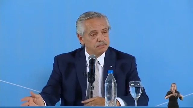 🎙️"Llevamos tres años muy difíciles, debimos enfrentar lo que Macri nos dejó: 54% de inflación y un endeudamiento como nunca la Argentina había tenido. Luego vino la pandemia y luego se desató una guerra". El presidente Alberto Fernández en la inauguración del Colector Cloacal Morón Sur.