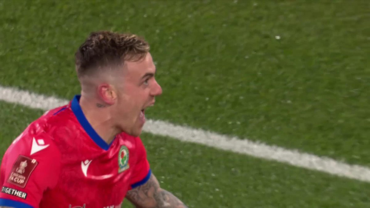 Just look at the celebrations 😍 Sam Szmodics bundles home for Blackburn Rovers! #EmiratesFACup