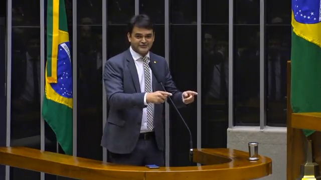 Com gritos e interrupções, a extrema-direita trouxe o "cercadinho bolsonarista" para o plenário da Câmara, mas o que nos importa hj é vacina no braço e comida no prato. Foi pra isso que fiz o 𝗟! 🇧🇷