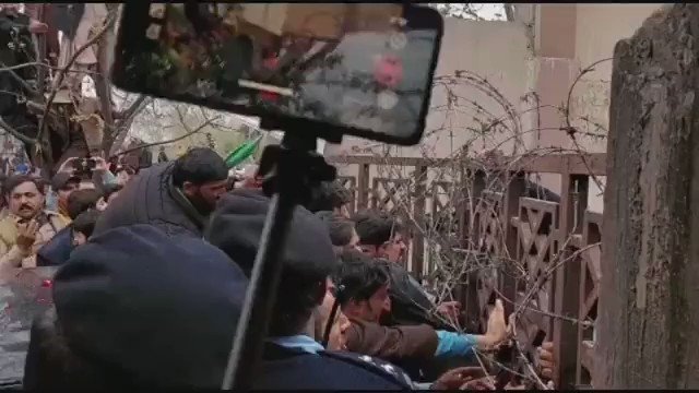 یہ دو چھوٹے 2 کلپس ضرور دیکھیں. ایک کلپ میں نواز شریف کے مقدمے میں ملک کے وزیر داخلہ کو ہی عدالت کے اندر نہیں جانے دیا جا رہا اور دوسرا تلنگا اپنی لینڈکروزر اور غنڈوں کے ساتھ سب کچھ تباہ کرتاہوا کورٹ میں داخل ہورہاہے. "یہ ملک ایسے ہی تباہی سے دوچار نہیں ہوا !" Ahsan Iqbal