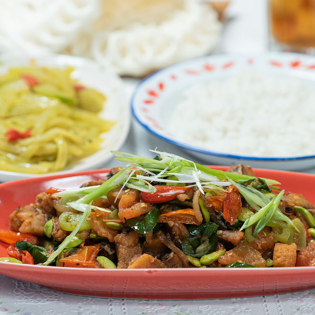 Makan siang nanti menunya apa? Oseng Jambal Petai aja. Enak, gampang bikinnya, makan pasti nikmat. Yuk, langsung masak.