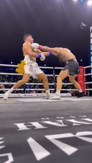 Was this a genuine knockdown from Jake Paul or a Tommy Fury slip? 👀 #PaulFury