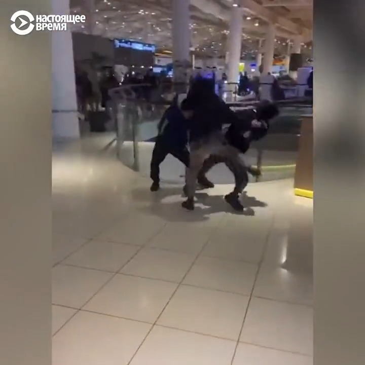 В России школьники из "ЧВК Редан" – субкультуры, в основу которой лег аниме-сериал 90-х годов, – устраивают массовые драки в торговых центрах. Счет задержанных школьников идет на сотни