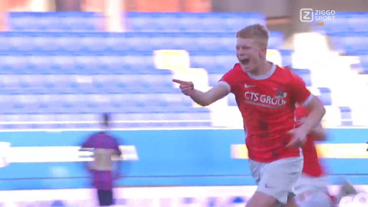𝐖𝐀𝐓 𝐄𝐄𝐍 𝐖𝐄𝐑𝐄𝐋𝐃𝐆𝐎𝐀𝐋 ☄️ De 17-jarige Kees Smit waagt een poging vanaf de middenlijn... En met succes! 😳 #ZiggoSport #BARAZ #UYL