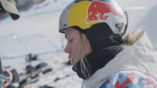 Victime d'une grosse chute en finale du slopestyle, Tess Ledeux a pu compter sur le soutien sans faille de son cousin, Kevin Rolland #ChaletClub #Bakuriani2023