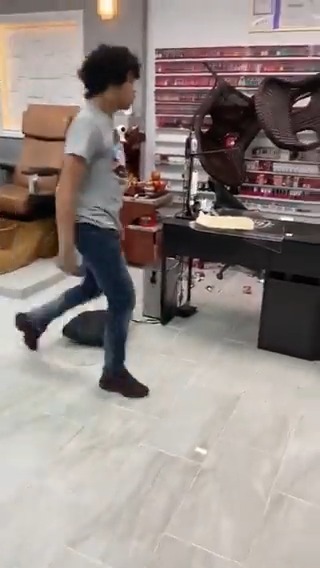Customer destroys a Chicago Nail Salon after they wouldn't give him a refund because he was upset with their service...