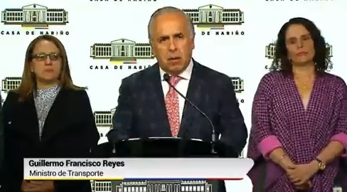 Sobre la situación presentada con Viva Air el Gobierno Nacional decide: 1️⃣ Garantizar protección de más de 460 mil pasajeros. 2️⃣ Priorizar protección de derechos de los usuarios y trabajadores. 3️⃣ Aeronáutica Civil, Superintendencia de Industria y Comercio 🇨🇴 y SuperTransporte 🇨🇴 evalúan medidas en sus competencias.
