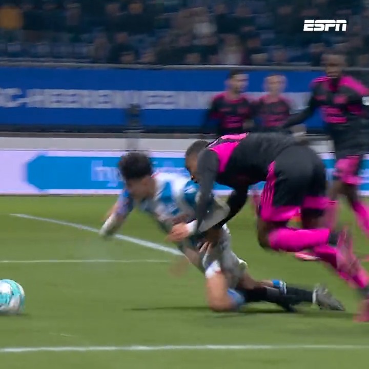 Geen penalty; komt Feyenoord hier goed weg? 🤔 #heefey