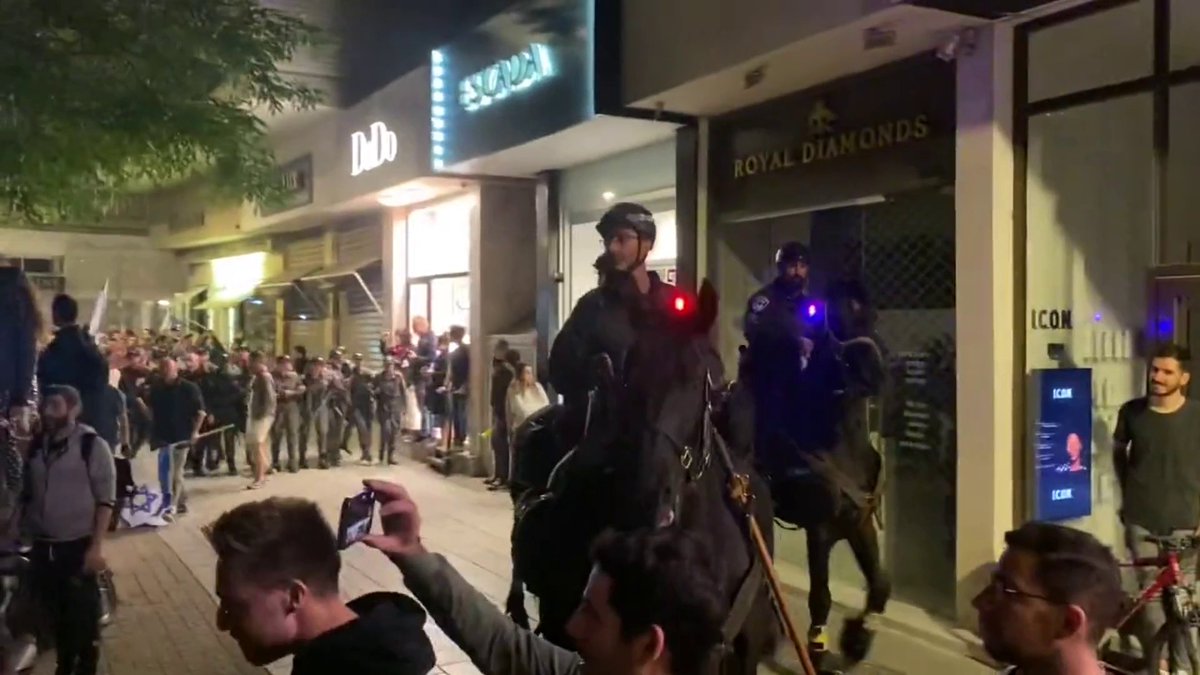 تل أبيب.. الشرطة الإسرائيلية تحاول إبعاد المتظاهرين عن الصالون النسائي الذي تتواجد به زوجة #نتانياهو #الحدث