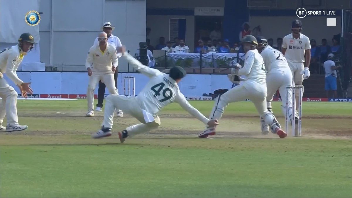 Mind-blowing from Steve Smith 🤯🤯🤯 An UNBELIEVABLE grab at leg-slip! #INDvAUS