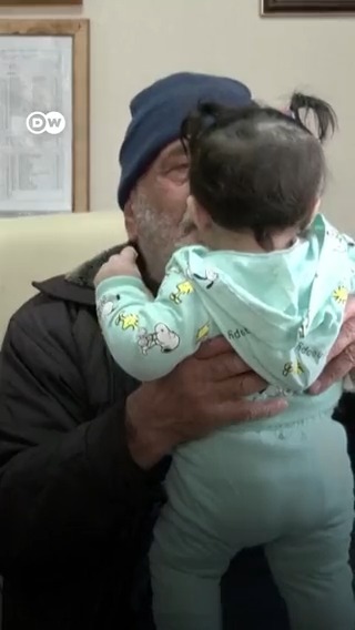 Mithat Kilisli ve 5 aylık torunu Zehra iki buçuk gün enkaz altında birlikteydi Enkazdan önce torunu çıkarıldı ve o anda birbirlerini kaybettiler Dede üç haftadır torununu arıyordu Sonunda kavuştular