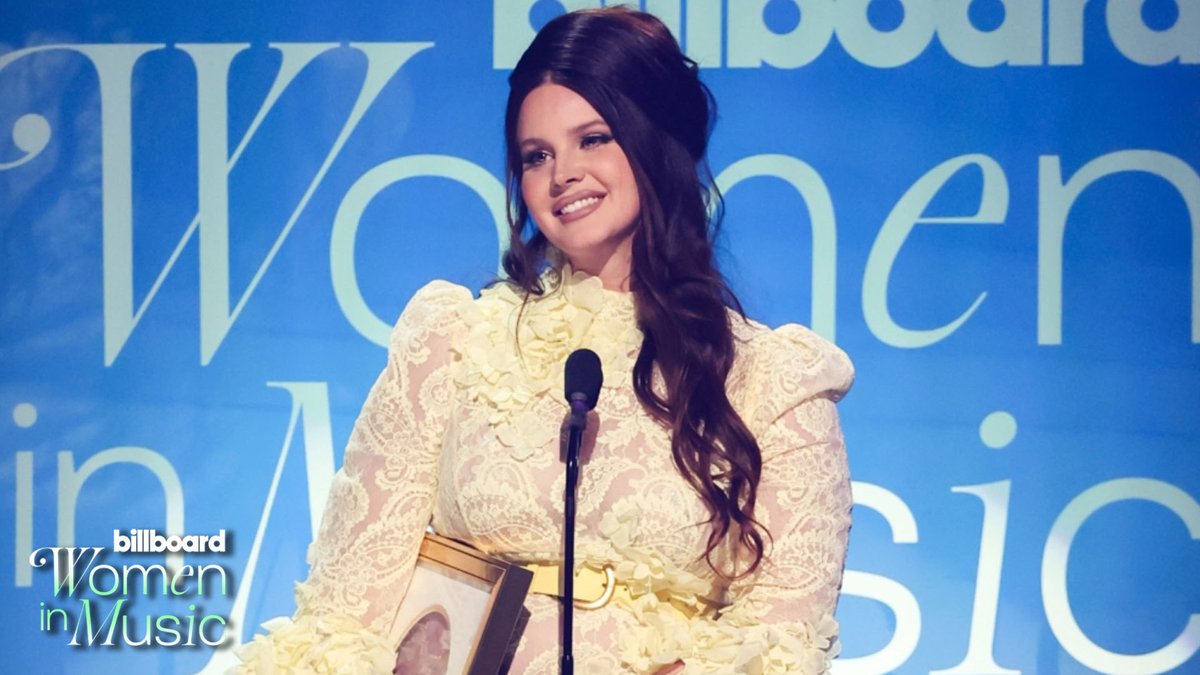Lana Del Rey accepts the Visionary award at 2023's #BBWomenInMusic. ✨