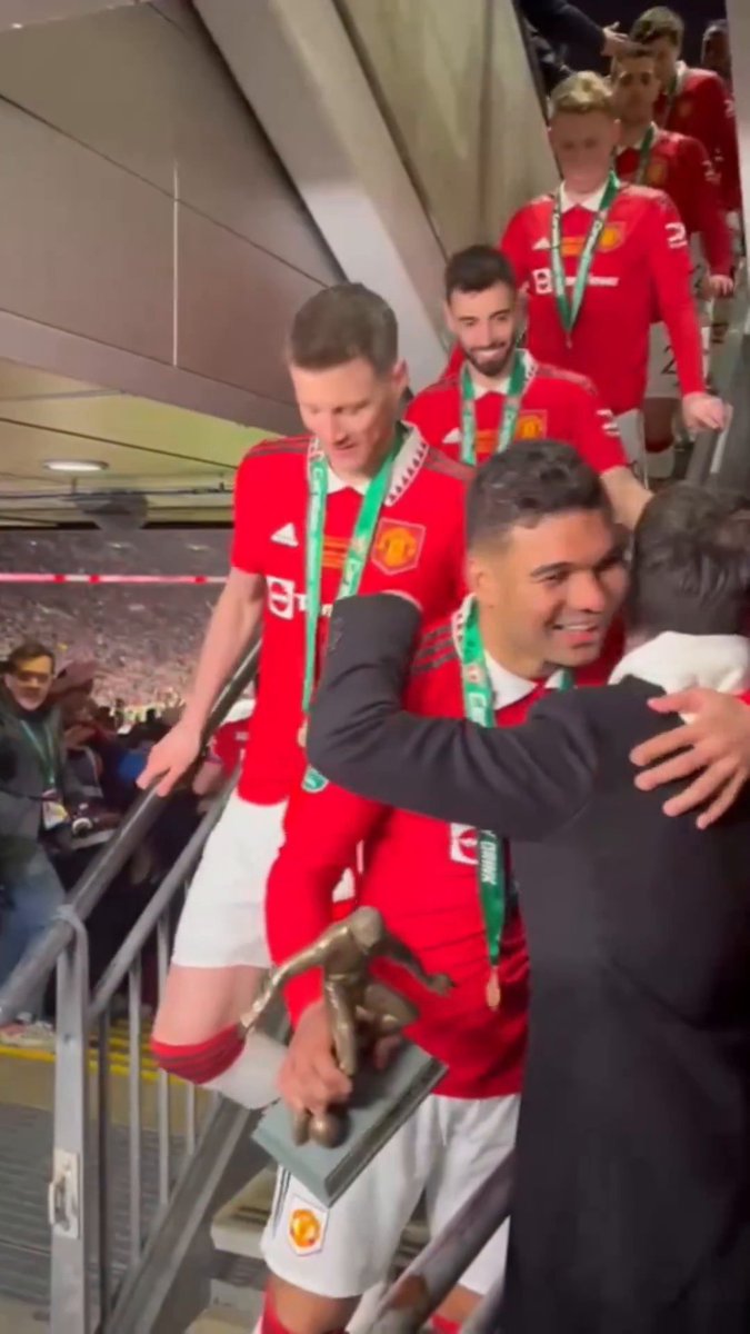 This is so heartwarming 🥰 Wait for Casemiro! (via patrickbarden93/IG)