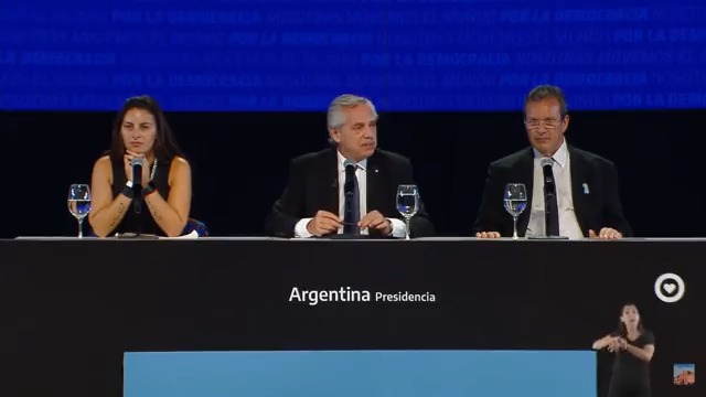 🎙️ "Estoy seguro de que vamos a ganar las próximas elecciones. Les pido que no me dejen soñando solo, sueñen conmigo, vamos a cambiar el mundo de una vez por todas". El presidente Alberto Fernández en la inauguración del ciclo 2023 del festival #NosotrasMovemosElMundo.