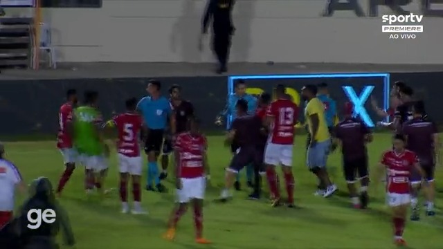 Cenas lamentáveis! Logo no apito final de Sergipe x Botafogo, o campo foi tomado por cenas lamentáveis. O árbitro foi agredido por um membro do staff do Sergipe, e torcedores invadiram o campo e tentaram agredir o técnico Luís Castro #ge