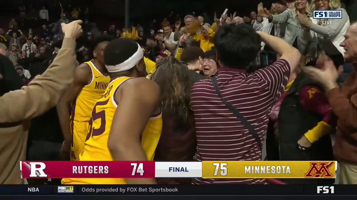 MINNESOTA WINS ON A BUZZER BEATER 🔥 WELCOME TO MARCH. (via FOX College Hoops)