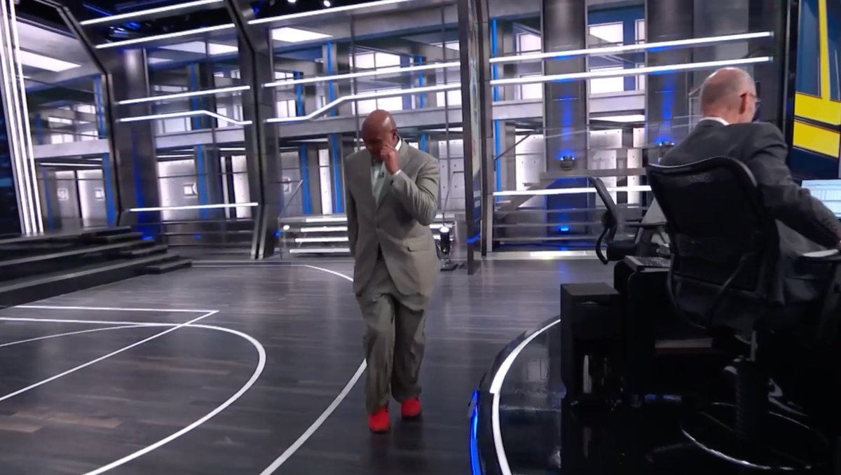 .SHAQ: "I'll give you $1M to bust an MC HAMMER e/acc move right now." Chuck: "Does he do this here?" 🕺💀