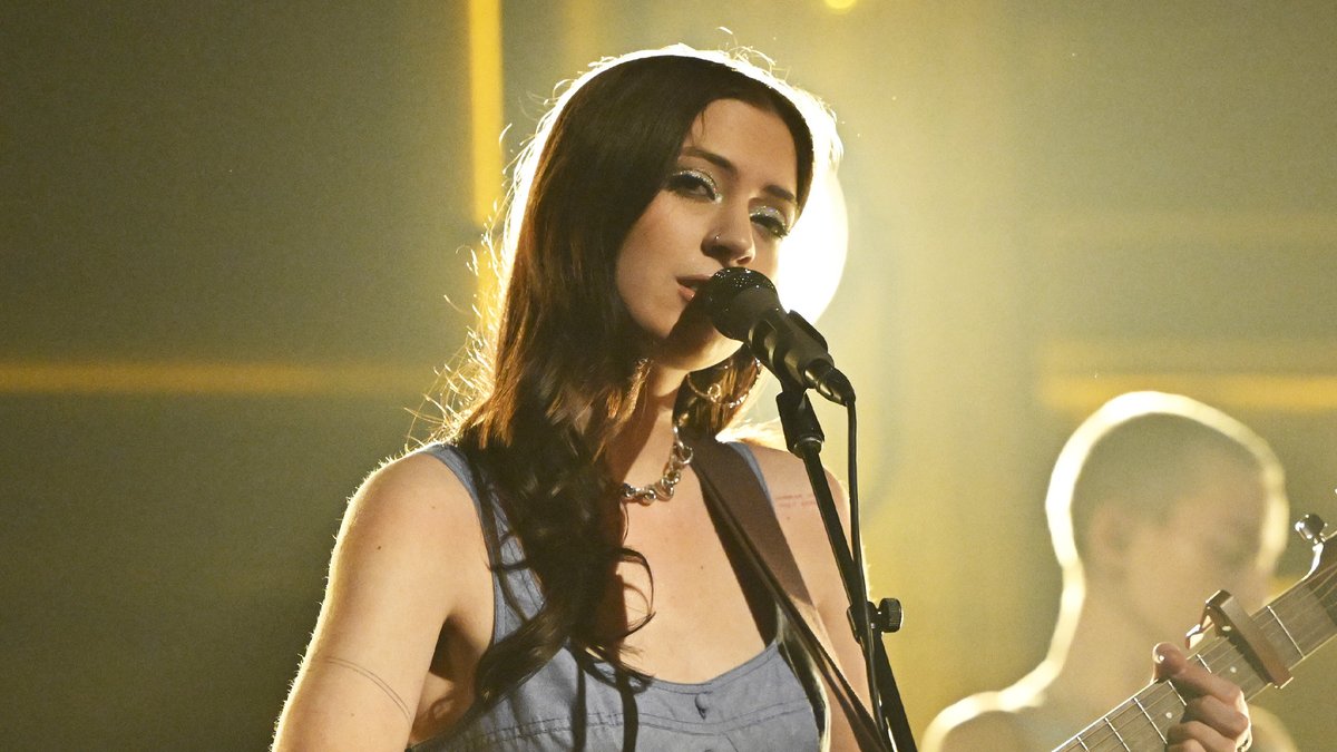 .lizzy mcalpine performs “ceilings” from Studio 6B! Watch the full performance ⬇️ #FallonTonight