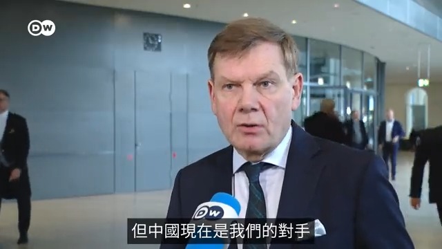 🇩🇪总理肖尔茨喊话中国,不要向俄罗斯输送武器助其侵略乌克兰,同时呼吁中国发挥影响力敦促俄罗斯撤军。 ——究竟🇨🇳能发挥怎样的影响力?中国扮演着何种角色?德国外交政策专家瓦德普就此接受德国之声采访指出,中国现在是德国的对手,柏林方面必须认清现实,与美国的政策保持一致。