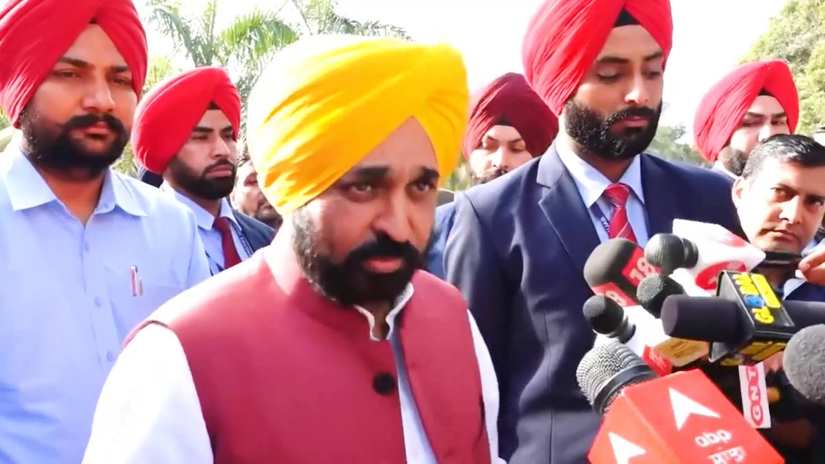 ਸਾਡੇ ਕੋਲ ਵਿਦੇਸ਼ਾਂ ਤੋਂ ਫ਼ੋਨ ਆ ਰਹੇ ਨੇ NRI ਵੀਰ ਸਕੂਲ ਆਫ਼ ਐਮੀਨੈਂਸ ਲਈ ਜ਼ਮੀਨ ਦਾਨ ‘ਚ ਦੇਣਾ ਚਾਹੁੰਦੇ ਨੇ…ਲੋਕਾਂ ਨੂੰ ਹੁਣ ਆਸ ਬੱਝੀ ਹੈ..ਸਾਡਾ ਮਕਸਦ ਹੈ ਬੱਚਿਆਂ ਨੂੰ ਵਧੀਆ ਤੇ ਉੱਚ ਪੱਧਰੀ ਸਿੱਖਿਆ ਦੇਣਾ ਤਾਂ ਜੋ ਪੜ੍ਹ-ਲਿਖ ਕੇ ਮਾਪਿਆਂ, ਪੰਜਾਬ ਤੇ ਦੇਸ਼ ਦਾ ਨਾਮ ਰੌਸ਼ਨ ਕਰ ਸਕਣ..