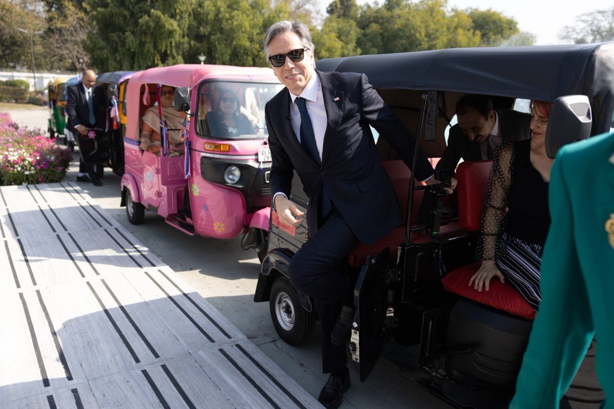 Who says official motorcades have to be boring? Watch Secretary Antony Blinken cruise in style with the longest-serving locally employed staff at the U.S. Embassy in New Delhi. Our famous #AutoGang 🛺 and their signature "autocade" followed close behind. What an entrance!