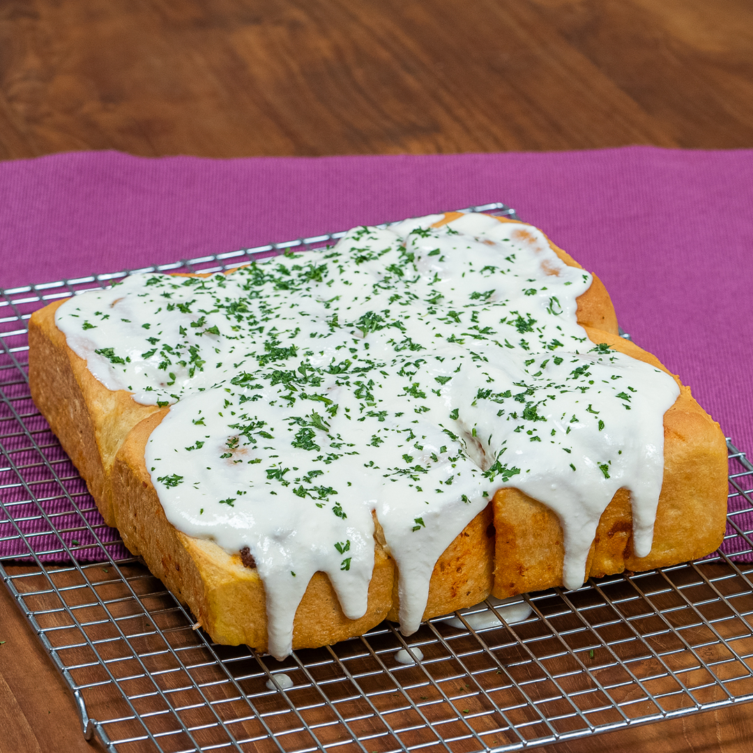 Roti gulung dengan isian topping pizza kesukaan kamu!⁣