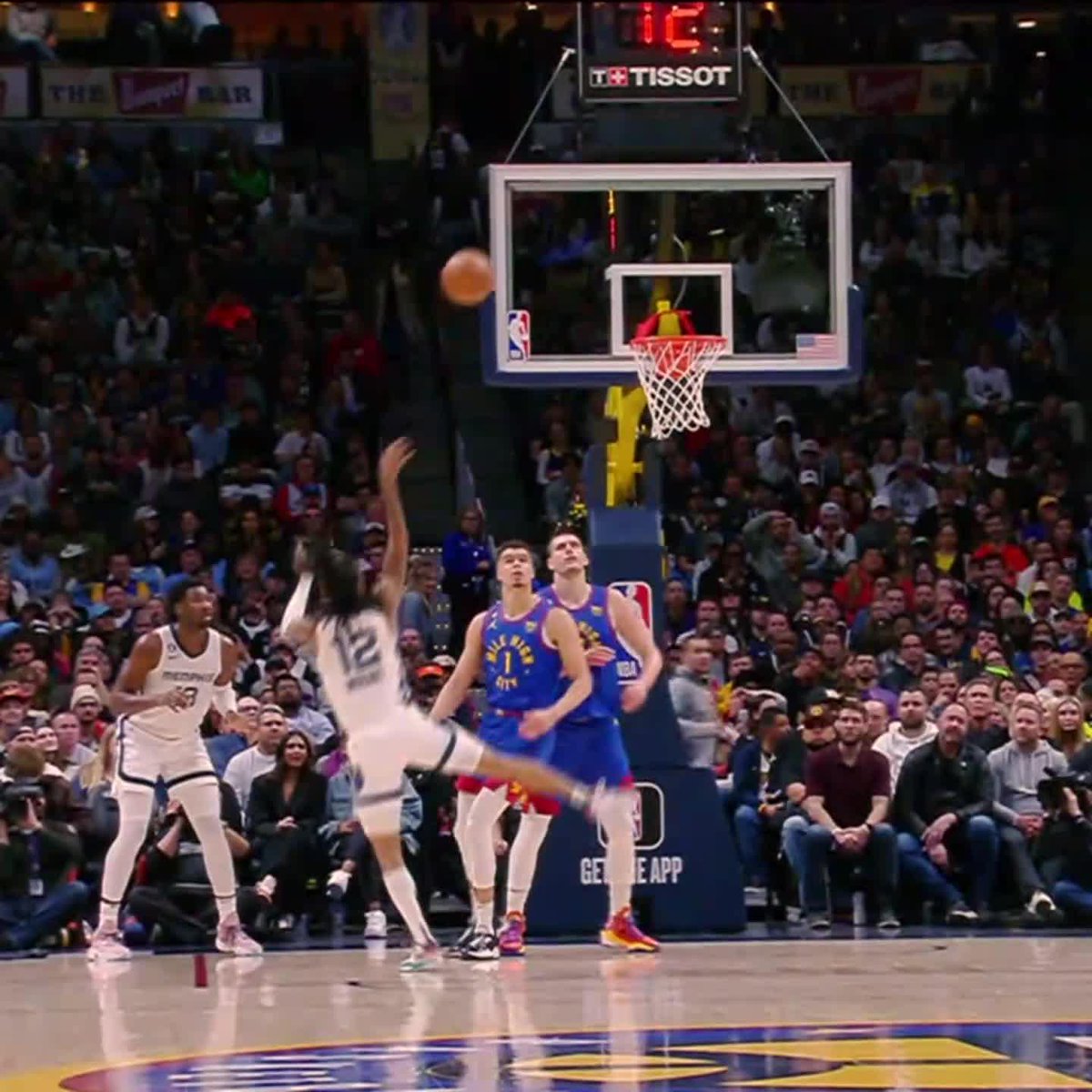 Ja with the tough finish and the foul 😤 Grizz up eight at the half on ESPN‼️