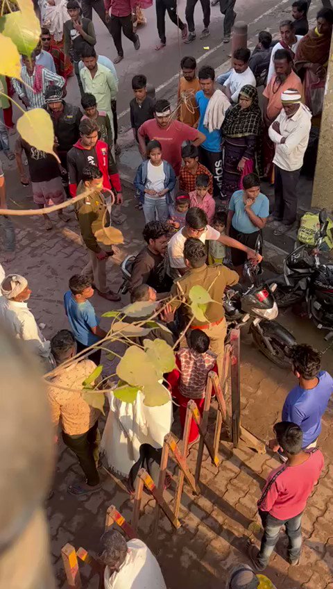 मथुरा ➡1 सिपाही और दारोगा की दबंगई का वीडियो ➡श्रद्धालुओं की सुरक्षा में लगी पुलिस हुई बेलगाम ➡दबंग पुलिसकर्मियों ने 2 युवकों पर बरपाया कहर ➡पिटाई की वजह से युवक जमीन में गिर गया ➡आरोपी सिपाही, दारोगा के खिलाफ नहीं हुई कार्रवाई ➡वृंदावन थाना क्षेत्र के परिक्रमा मार्ग का मामला. #Mathura