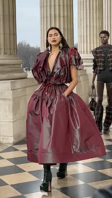 The Vivienne Westwood (Vivienne Westwood) fall 2023 show is a love letter in the form of art from Andreas Kronthaler to his late wife, Dame Vivienne Westwood. Each look radiates the late designer's undeniable je ne sais quois. See the collection here: