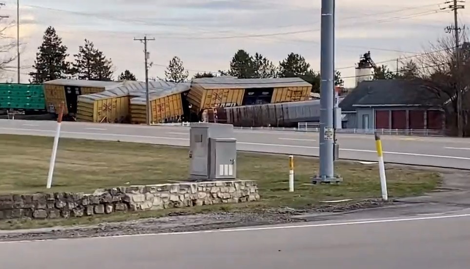 BREAKING: Yet another Norfolk Southern train has just derailed in Ohio again. Details: - Derailment just took place in Springfield, Ohio. - Large hazmat and emergency response en route - Residents have been ordered to 'shelter in place' within 1,000 feet of derailment near Ohio 41 and the Prime Ohio Business Park - 20 Rail Cars involved in accident. Note that these derailments do NOT have to happen. The Biden admin has been pushing for more regulations to stop this kind of thing!