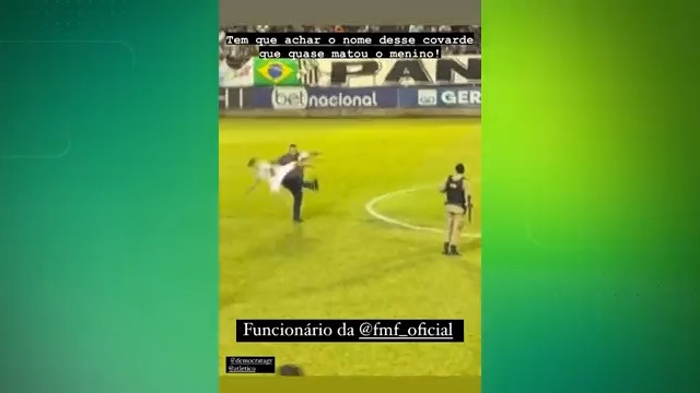 Um garoto levou uma rasteira de um fiscal da Federação Mineira ao invadir o campo após o jogo do Atlético-MG para tirar uma foto com o goleiro Everson