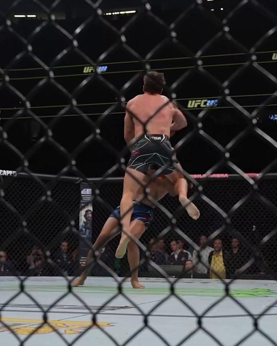 GYLLENHAAL WITH THE FLYING KNEE 🤯 #UFC285