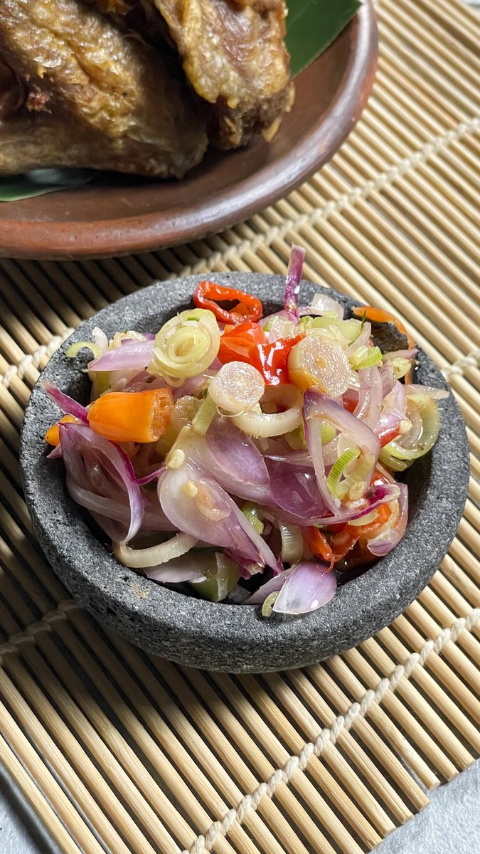 Salah satu sambal yang punya banyak banget penggemar, Sambal Matah khas Bali. Matah itu artinya mentah, jadi ini adalah sambal mentah. Hal unik lain dari sambal ini adalah proses pembuatannya tanpa diulek, tapi cuma dirajang lalu disiram minyak kelapa.