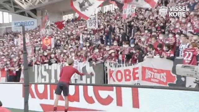アップのシュート練習でボールを当ててしまった女の子に、試合後ユニフォームをプレゼントする大迫選手。 #visselkobe #ヴィッセル神戸 #神戸G大阪