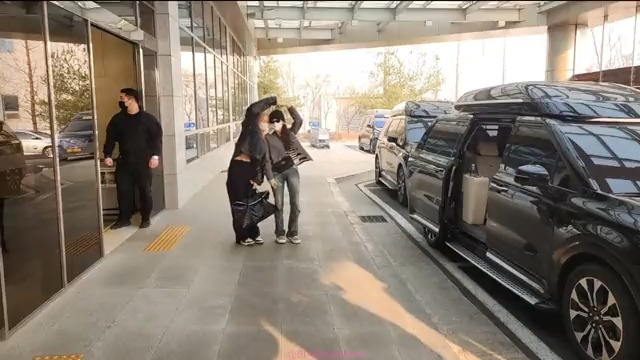 .BLACKPINKOFFICIAL arrived in Korea earlier today. Please rest well loves! 🫂💗
