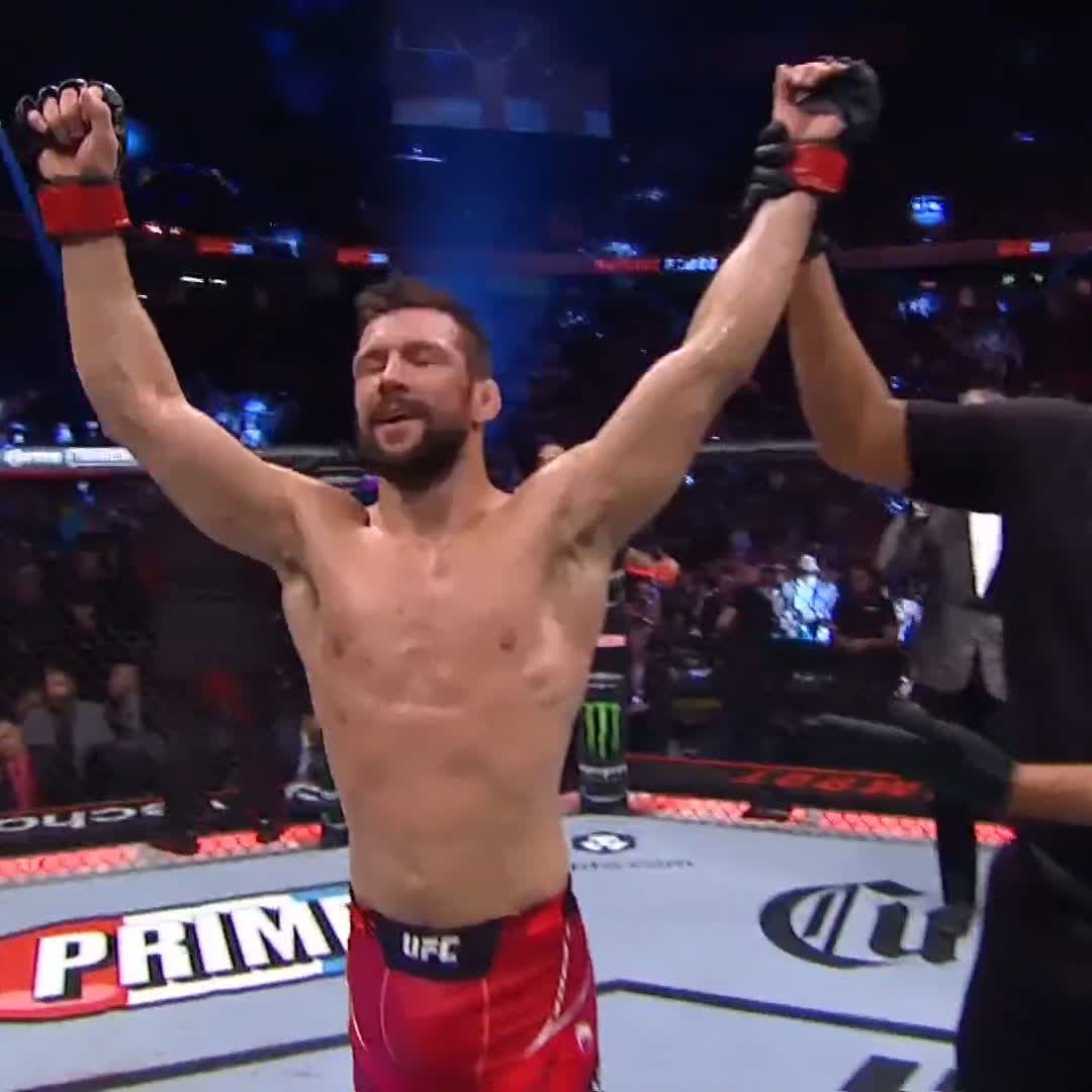 By split decision!! @Gamer_MMA takes a CLOSE one over Jalin Turner on the #UFC285 main card