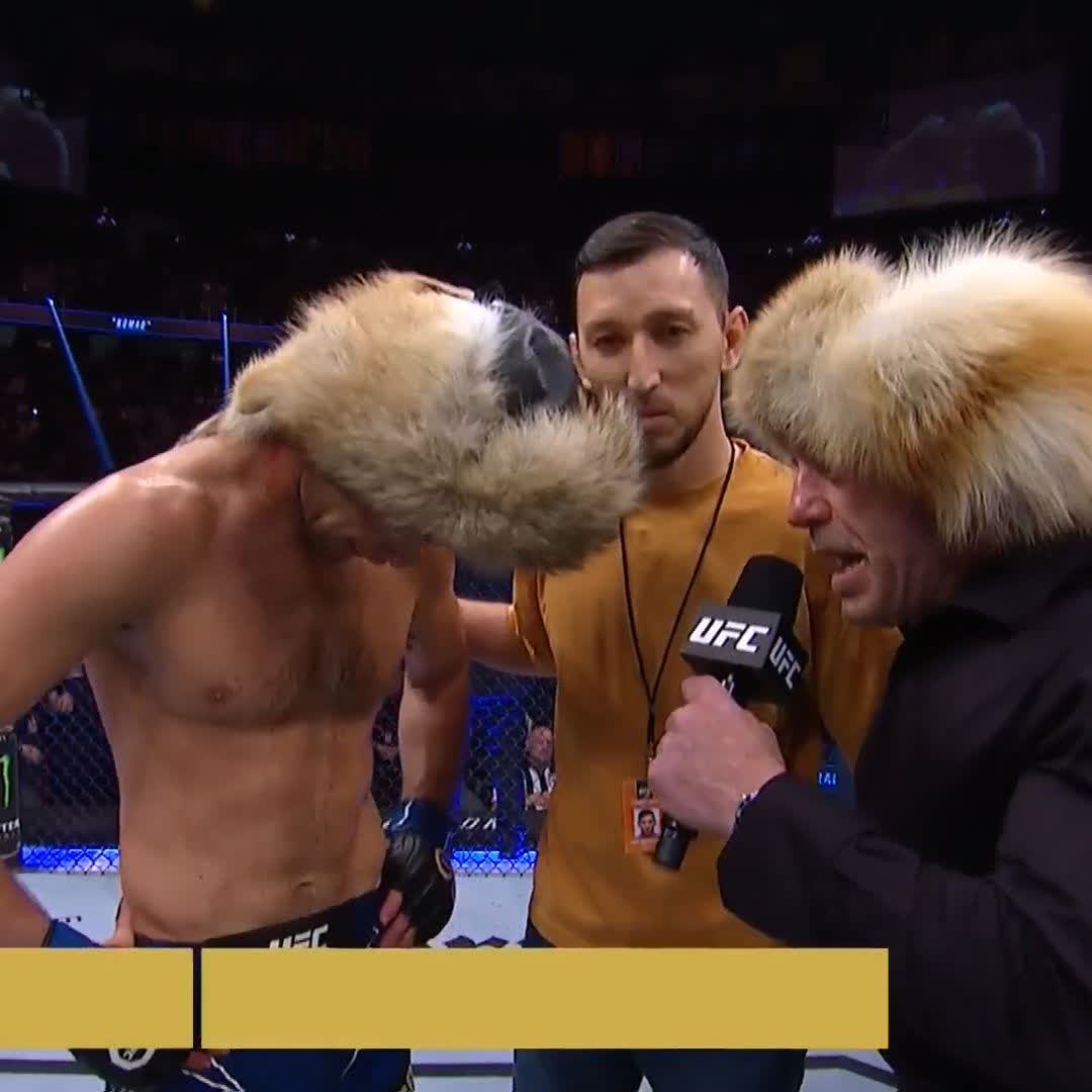 Shavkat even brought a gift for @JoeRogan 😂 #UFC285