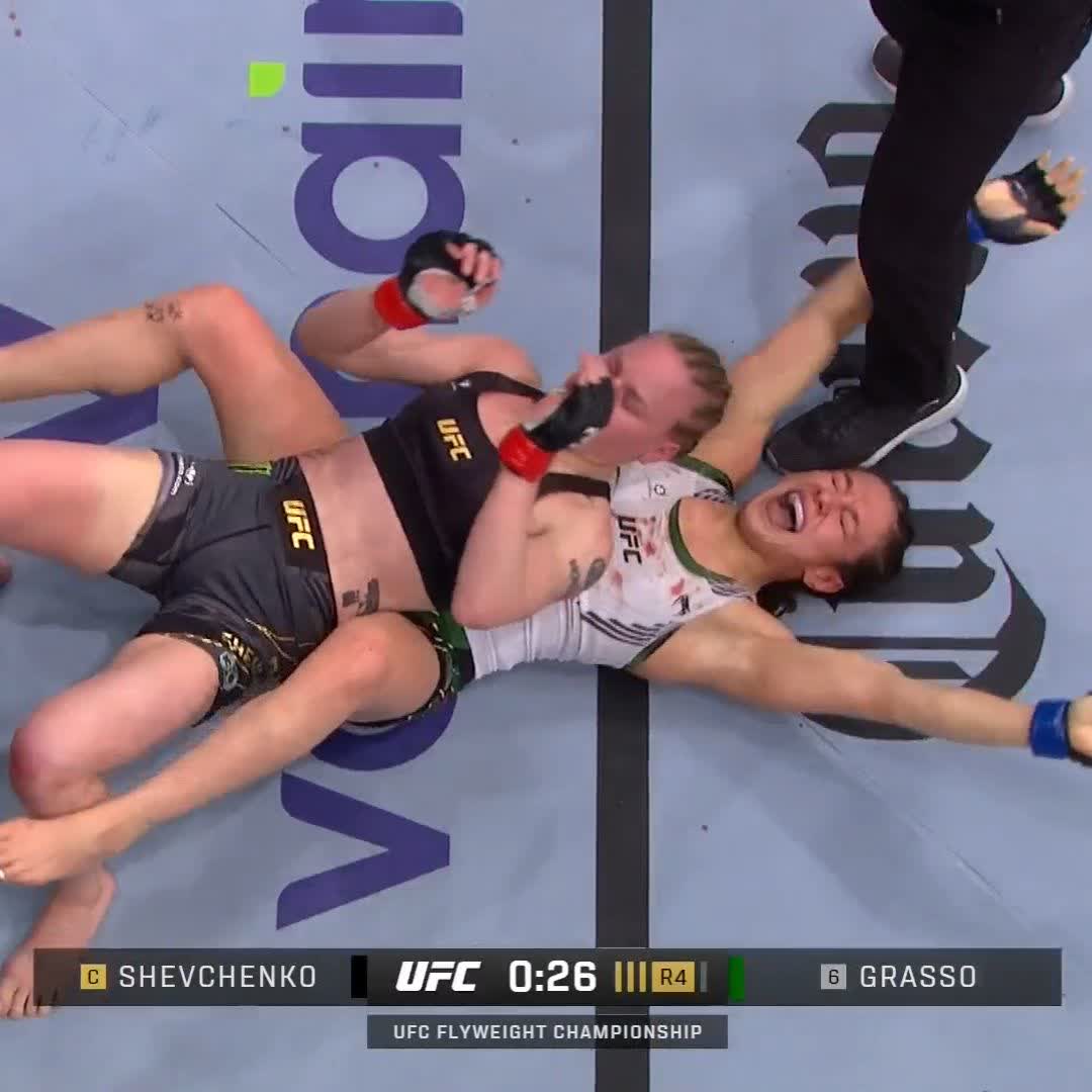 ALEXA GRASSO HAS SUBMITTED VALENTINA SHEVCHENKO!! WE HAVE A NEW FLYWEIGHT CHAMPION 👑🇲🇽 #UFC285